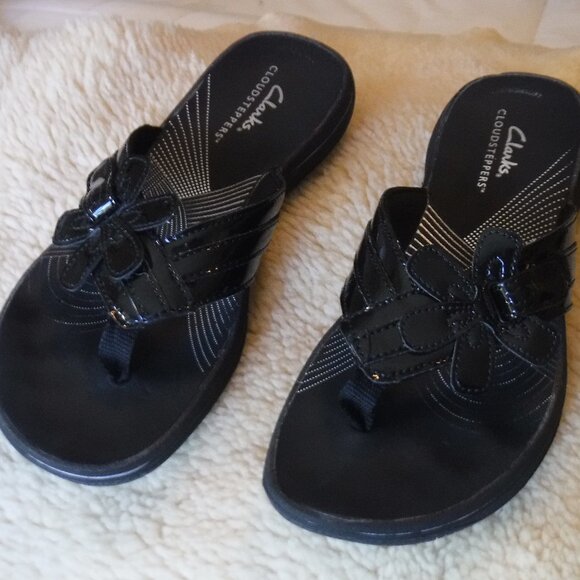 WWomens size 6 Clarks Cloudsteppers Flip-Flops Black Patent Leather - Picture 6 of 6